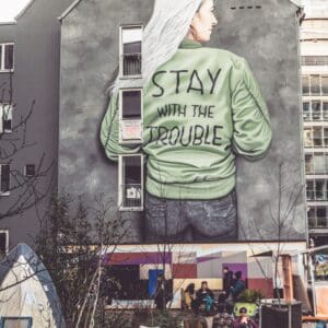 IMG_Hausmalerei Gängeviertel-Frau mit Schrift auf Jacke