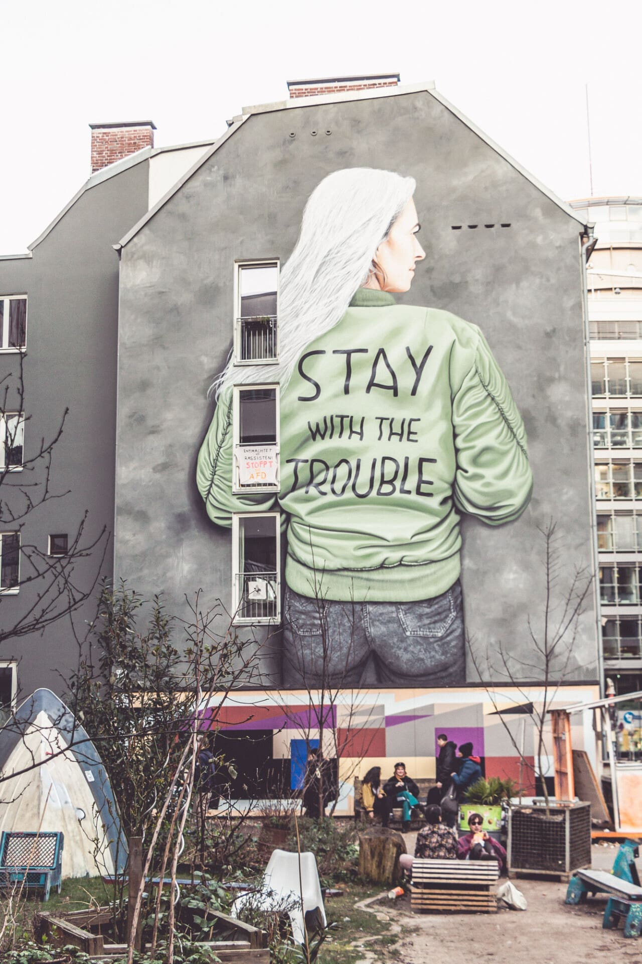 IMG_Hausmalerei Gängeviertel-Frau mit Schrift auf Jacke